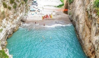 Маленький уютный пляж в Италии